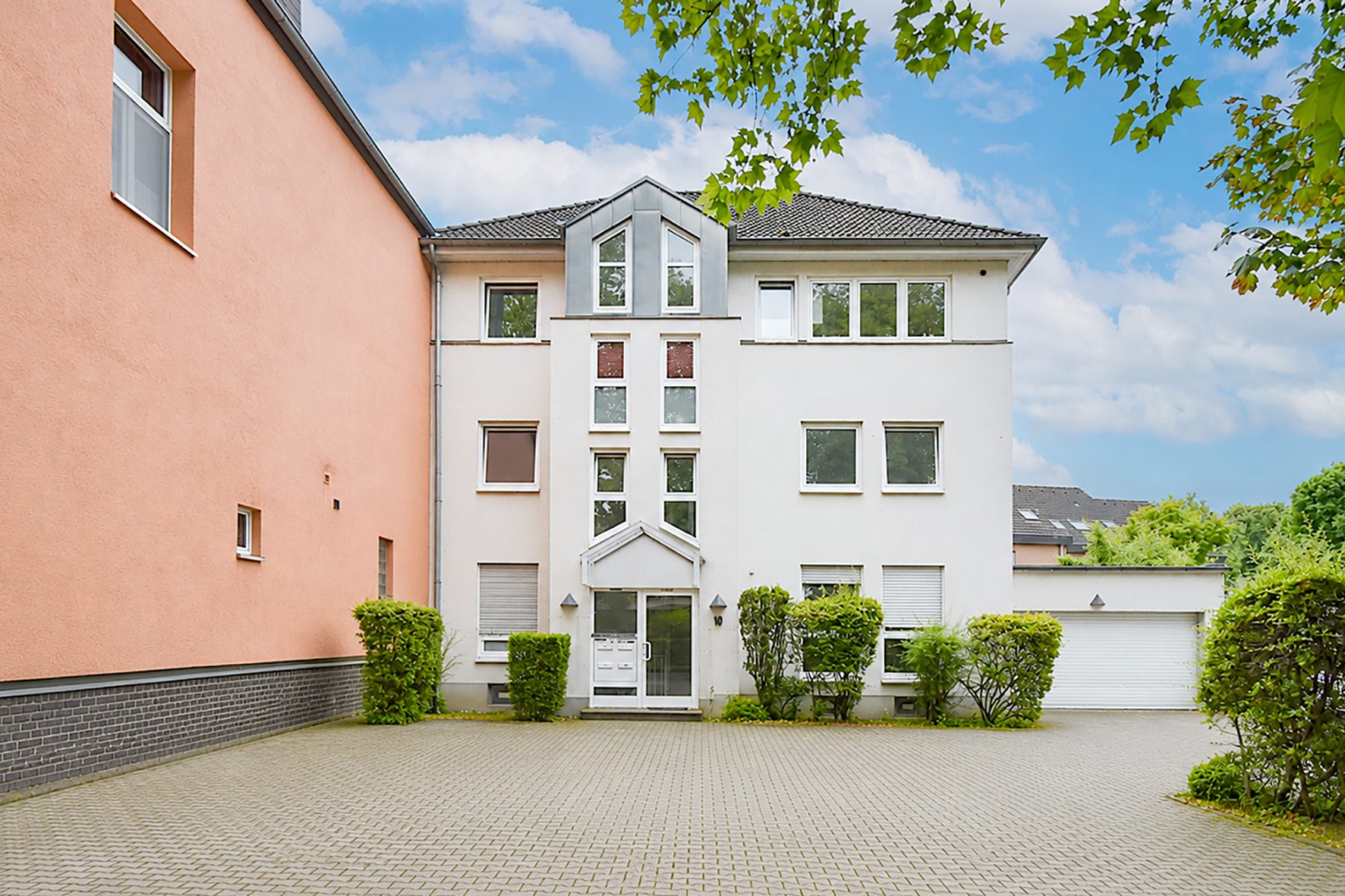 Gütelhöfer Immobilien - Immobilienangebot - Brühl - Alle - Sofort bezugsfrei! Helle 4-Raumwohnung mit zwei Balkonen und 2 KFZ-Stellplätzen in Brühler Toplage