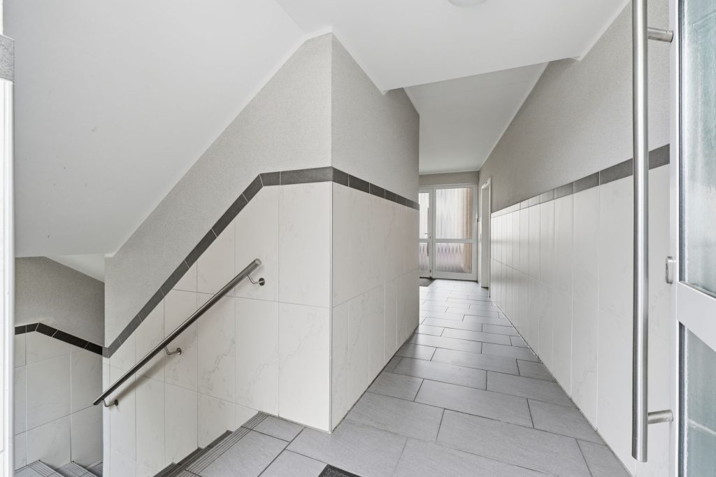 Gütelhöfer Immobilien - Immobilienangebot - Rheinbach - Alle - Barrierearme 2-Zimmer Erdgeschosswohnung mit Balkon, Aufzug und Kfz-Stellplatz in Rheinbach Stadt