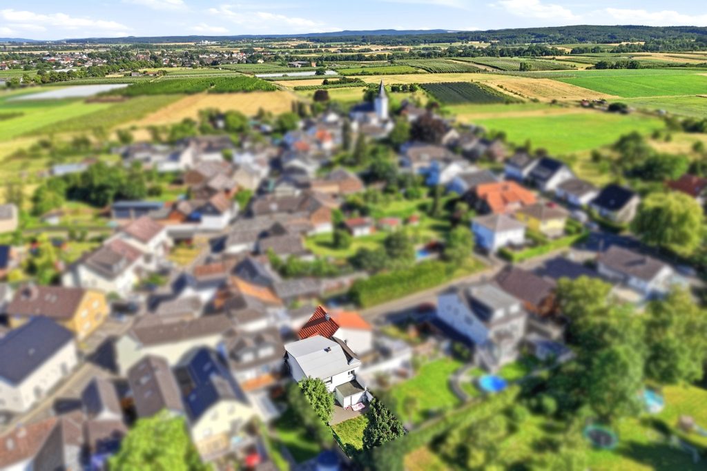 Gütelhöfer Immobilien - Immobilienangebot - Rheinbach / Wormersdorf - Alle - Modernisierte Doppelhaushälfte mit Garage, Terrasse, Balkon und viel Wohnkomfort in Wormersdorf