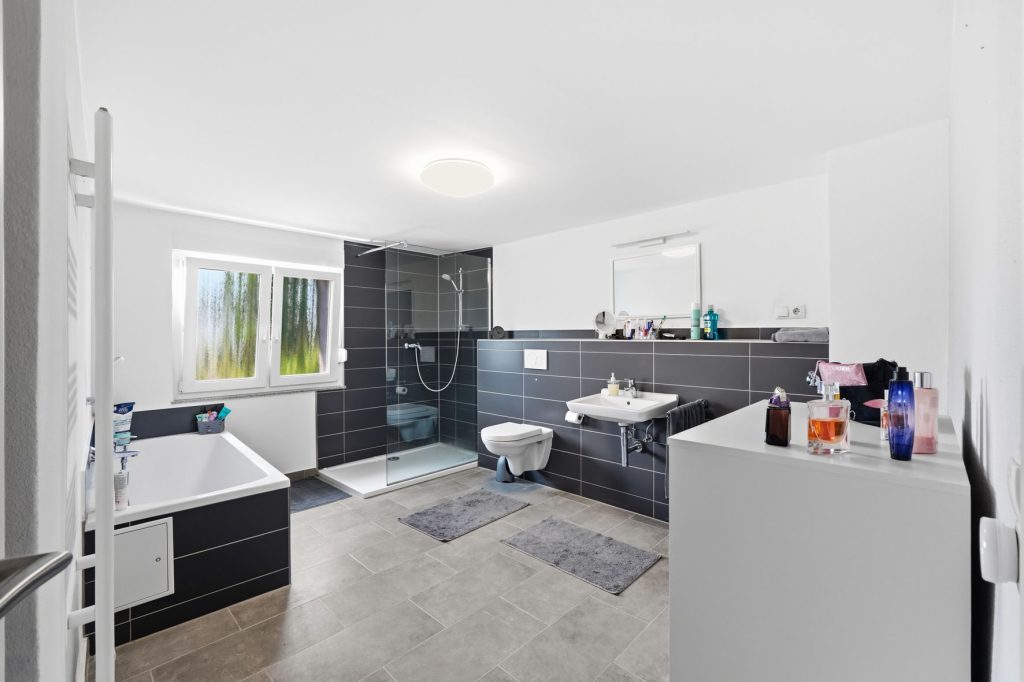 Gütelhöfer Immobilien - Immobilienangebot - Rheinbach / Wormersdorf - Alle - Modernisierte Doppelhaushälfte mit Garage, Terrasse, Balkon und viel Wohnkomfort in Wormersdorf