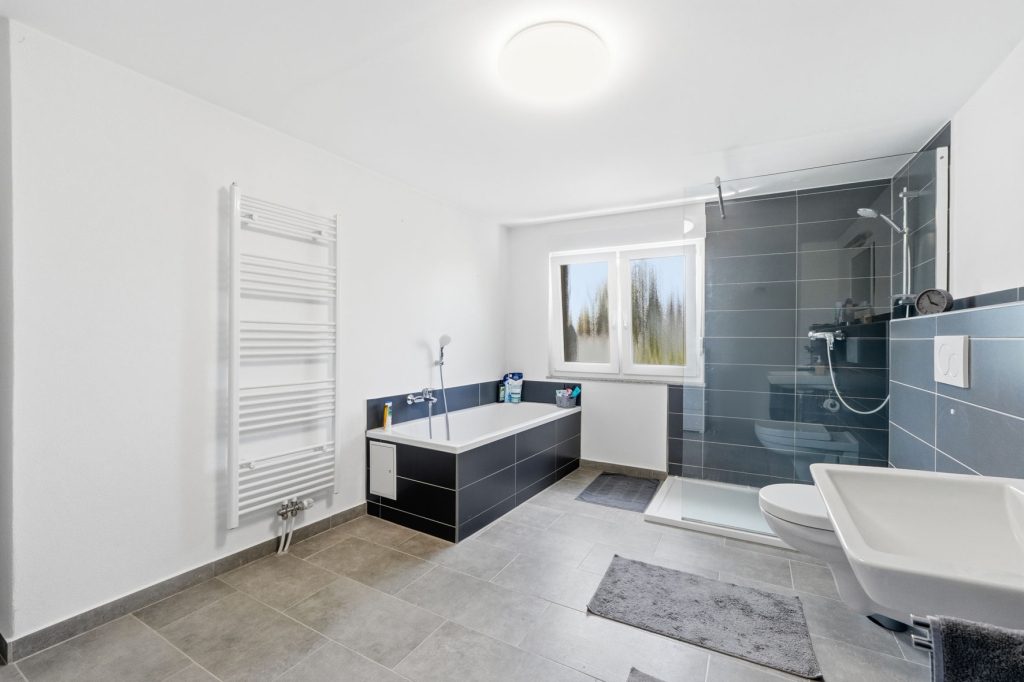 Gütelhöfer Immobilien - Immobilienangebot - Rheinbach / Wormersdorf - Alle - Modernisierte Doppelhaushälfte mit Garage, Terrasse, Balkon und viel Wohnkomfort in Wormersdorf