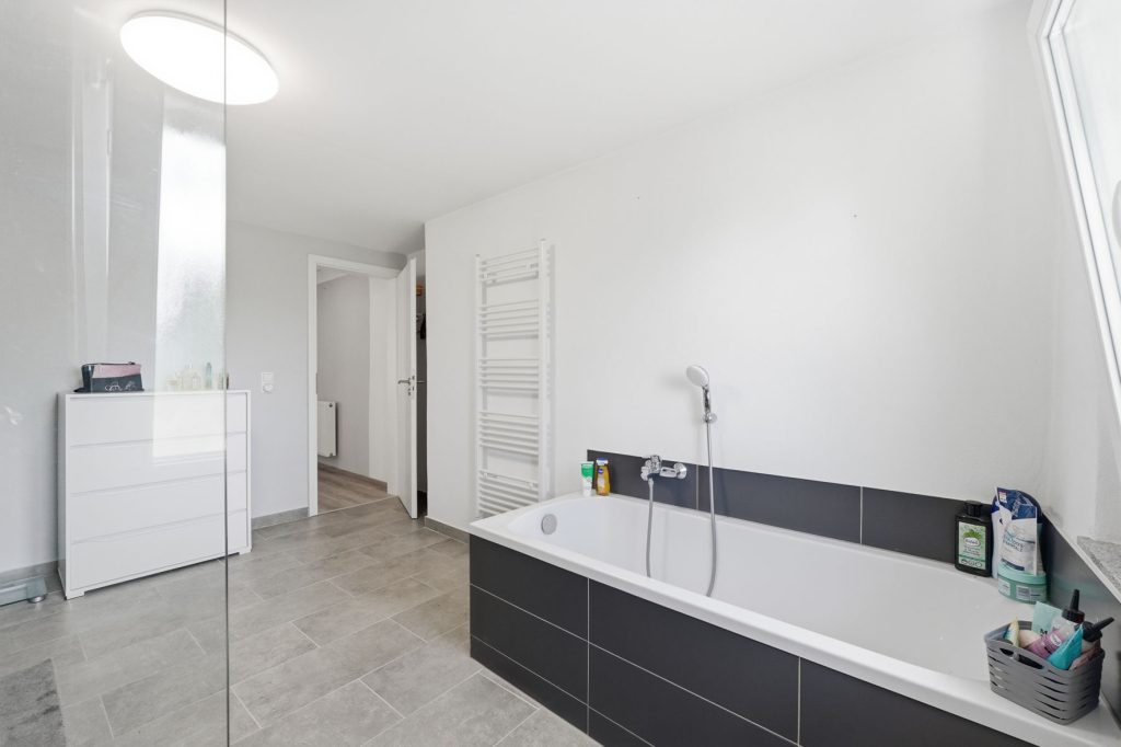 Gütelhöfer Immobilien - Immobilienangebot - Rheinbach / Wormersdorf - Alle - Modernisierte Doppelhaushälfte mit Garage, Terrasse, Balkon und viel Wohnkomfort in Wormersdorf