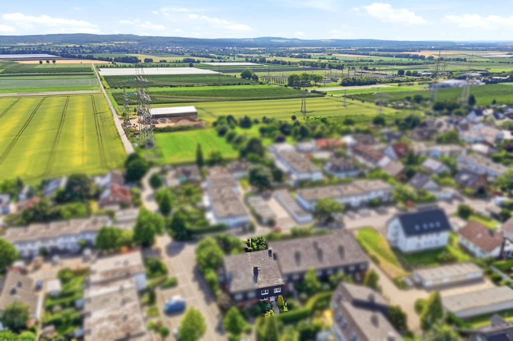 Gütelhöfer Immobilien - Immobilienangebot - Meckenheim - Alle - Großzügiges und bezugsfreies Reihenmittelhaus mit Garten und Garage in beliebter Lage von Meckenheim