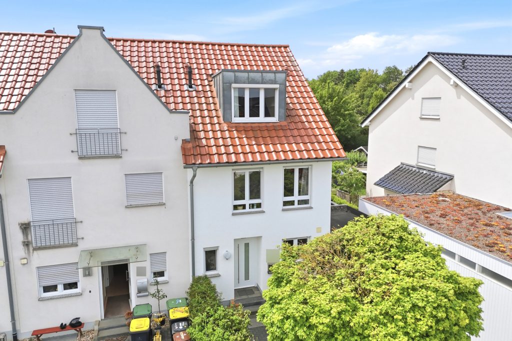 Gütelhöfer Immobilien - Immobilienangebot - Rheinbach - Alle - Kaufen und einziehen! Modernes Reihenendhaus in beliebter Lage mit PV-Anlage, Garage und Einbauküche