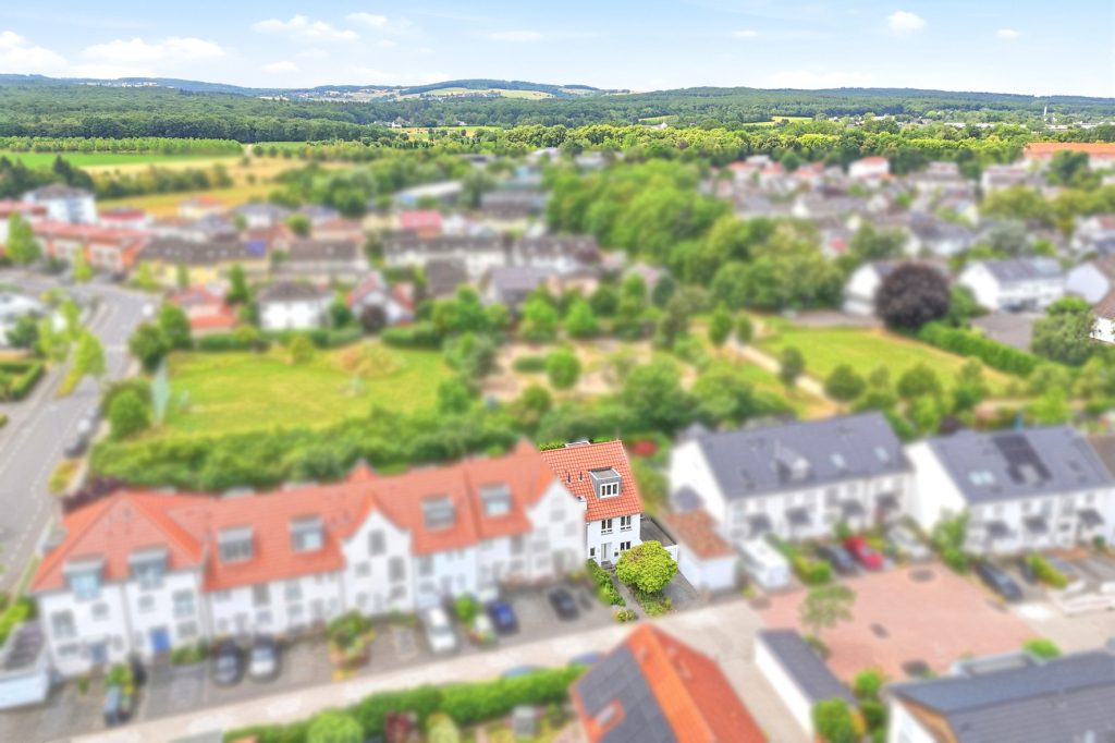 Gütelhöfer Immobilien - Immobilienangebot - Rheinbach - Alle - Kaufen und einziehen! Modernes Reihenendhaus in beliebter Lage mit PV-Anlage, Garage und Einbauküche