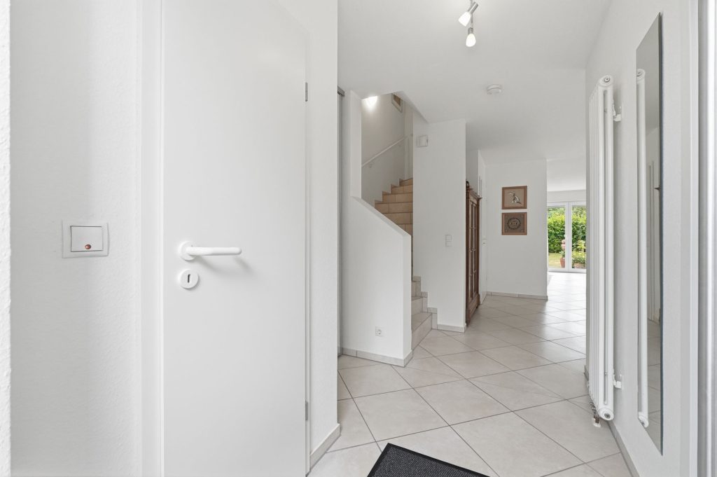 Gütelhöfer Immobilien - Immobilienangebot - Rheinbach - Alle - Kaufen und einziehen! Modernes Reihenendhaus in beliebter Lage mit PV-Anlage, Garage und Einbauküche