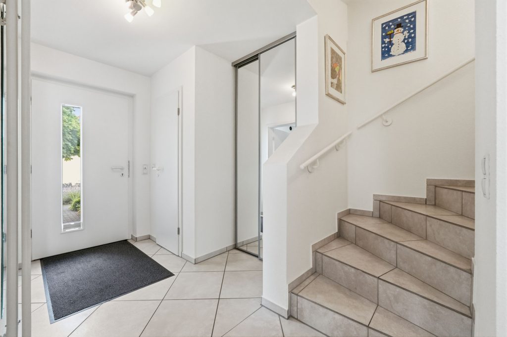 Gütelhöfer Immobilien - Immobilienangebot - Rheinbach - Alle - Kaufen und einziehen! Modernes Reihenendhaus in beliebter Lage mit PV-Anlage, Garage und Einbauküche