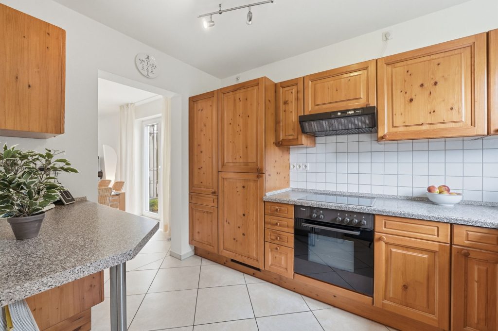 Gütelhöfer Immobilien - Immobilienangebot - Rheinbach - Alle - Kaufen und einziehen! Modernes Reihenendhaus in beliebter Lage mit PV-Anlage, Garage und Einbauküche