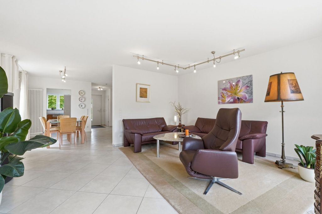 Gütelhöfer Immobilien - Immobilienangebot - Rheinbach - Alle - Kaufen und einziehen! Modernes Reihenendhaus in beliebter Lage mit PV-Anlage, Garage und Einbauküche