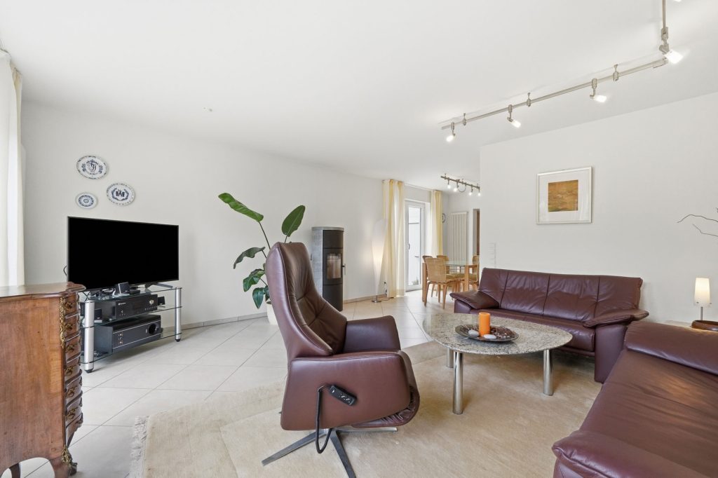 Gütelhöfer Immobilien - Immobilienangebot - Rheinbach - Alle - Kaufen und einziehen! Modernes Reihenendhaus in beliebter Lage mit PV-Anlage, Garage und Einbauküche