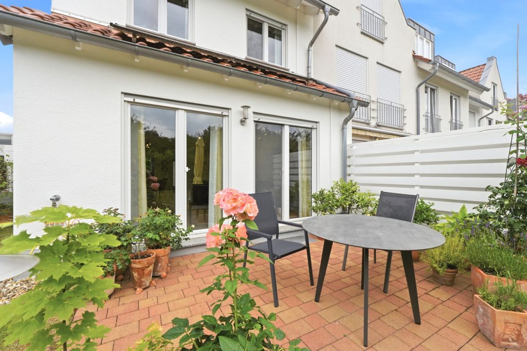 Gütelhöfer Immobilien - Immobilienangebot - Rheinbach - Alle - Kaufen und einziehen! Modernes Reihenendhaus in beliebter Lage mit PV-Anlage, Garage und Einbauküche