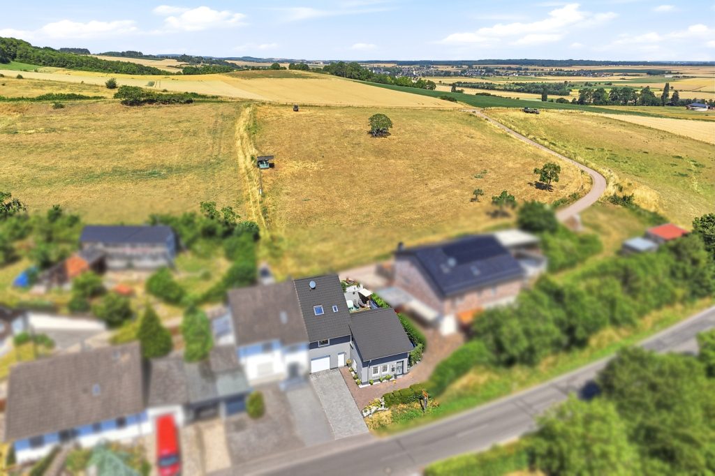 Gütelhöfer Immobilien - Immobilienangebot - Mechernich / Floisdorf - Alle - Ländlich eingebettete und modernisierte Doppelhaushälfte mit Garage, Kaminofen und Einbauküche