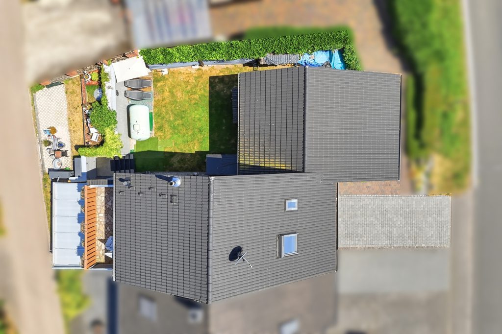 Gütelhöfer Immobilien - Immobilienangebot - Mechernich / Floisdorf - Alle - Ländlich eingebettete und modernisierte Doppelhaushälfte mit Garage, Kaminofen und Einbauküche