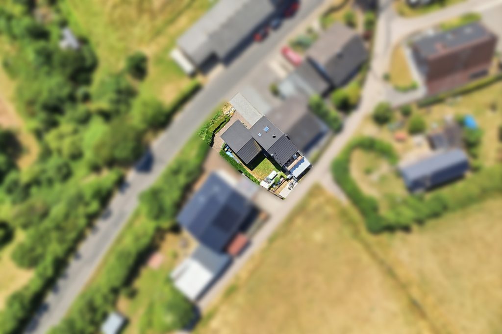 Gütelhöfer Immobilien - Immobilienangebot - Mechernich / Floisdorf - Alle - Ländlich eingebettete und modernisierte Doppelhaushälfte mit Garage, Kaminofen und Einbauküche