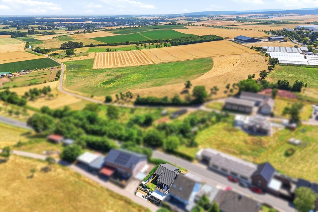Gütelhöfer Immobilien - Immobilienangebot - Mechernich / Floisdorf - Alle - Ländlich eingebettete und modernisierte Doppelhaushälfte mit Garage, Kaminofen und Einbauküche