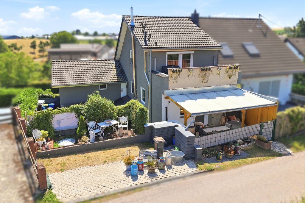 Gütelhöfer Immobilien - Immobilienangebot - Mechernich / Floisdorf - Alle - Ländlich eingebettete und modernisierte Doppelhaushälfte mit Garage, Kaminofen und Einbauküche