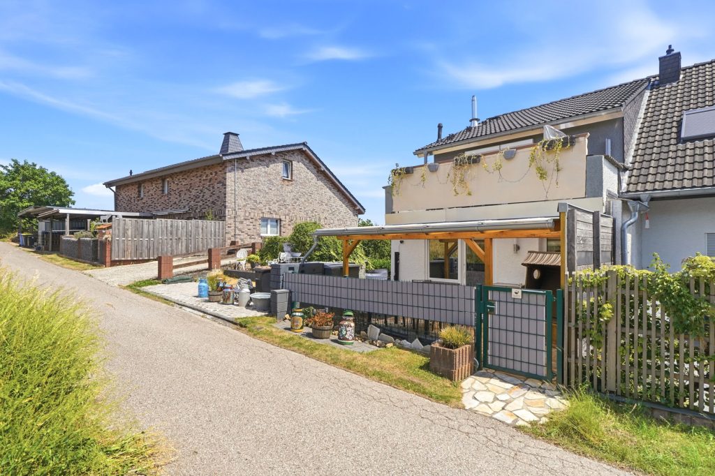 Gütelhöfer Immobilien - Immobilienangebot - Mechernich / Floisdorf - Alle - Ländlich eingebettete und modernisierte Doppelhaushälfte mit Garage, Kaminofen und Einbauküche