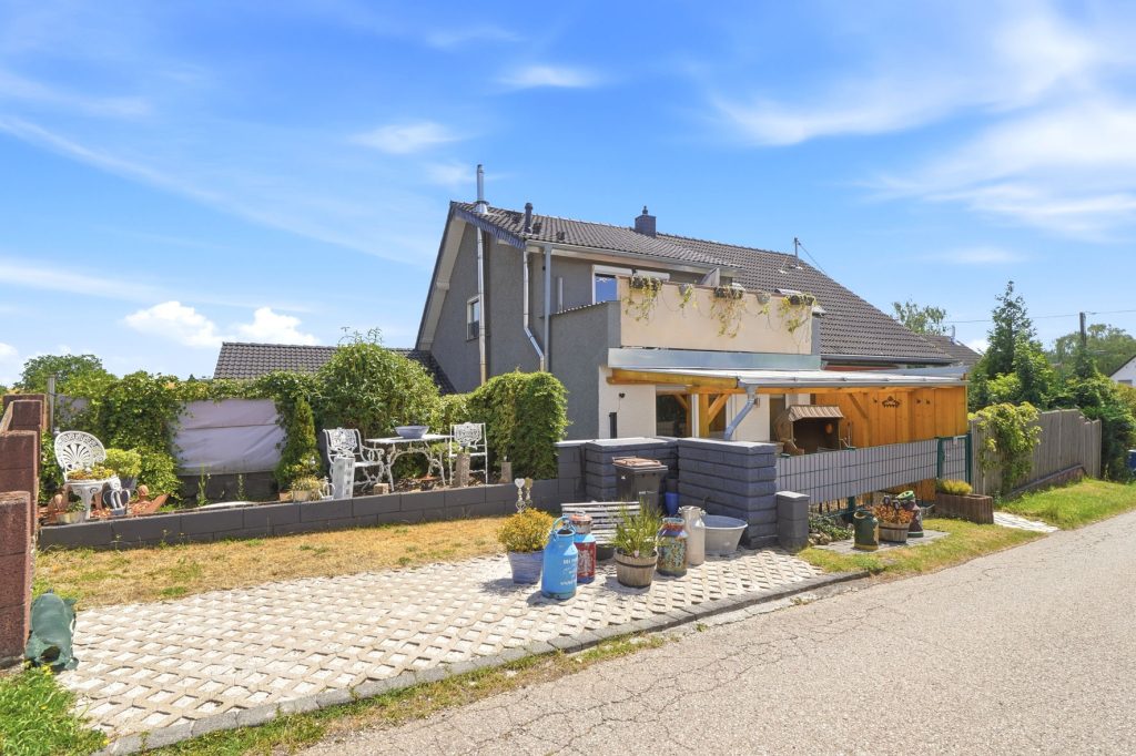 Gütelhöfer Immobilien - Immobilienangebot - Mechernich / Floisdorf - Alle - Ländlich eingebettete und modernisierte Doppelhaushälfte mit Garage, Kaminofen und Einbauküche