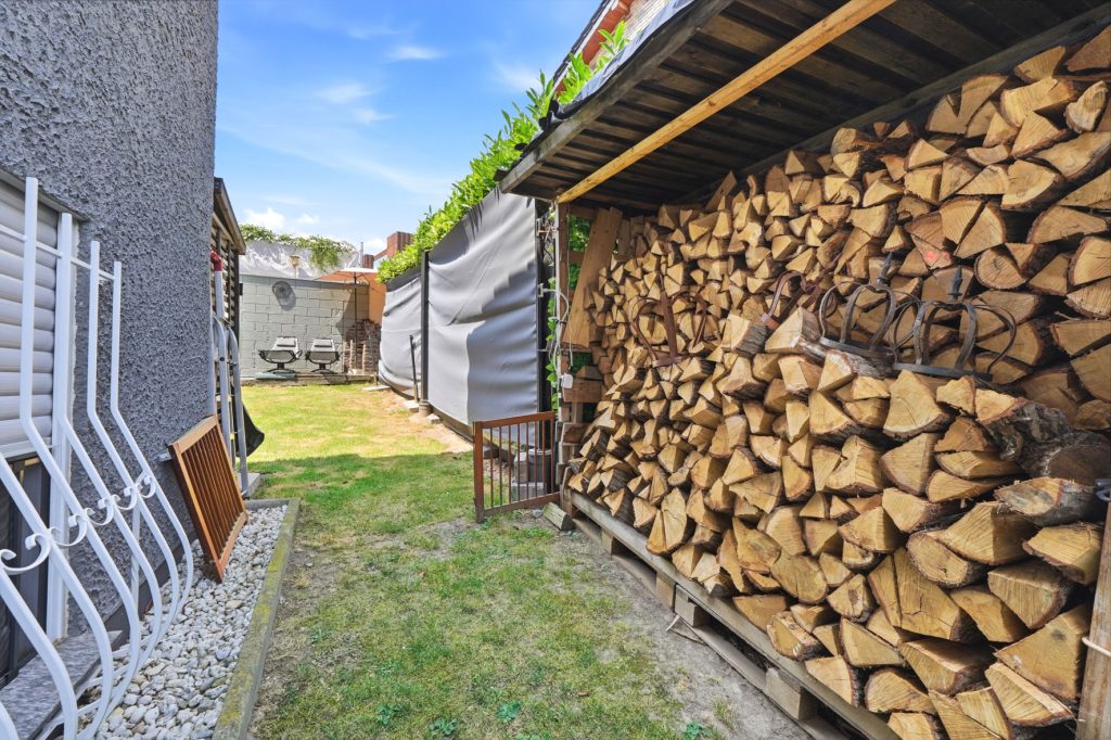 Gütelhöfer Immobilien - Immobilienangebot - Mechernich / Floisdorf - Alle - Ländlich eingebettete und modernisierte Doppelhaushälfte mit Garage, Kaminofen und Einbauküche