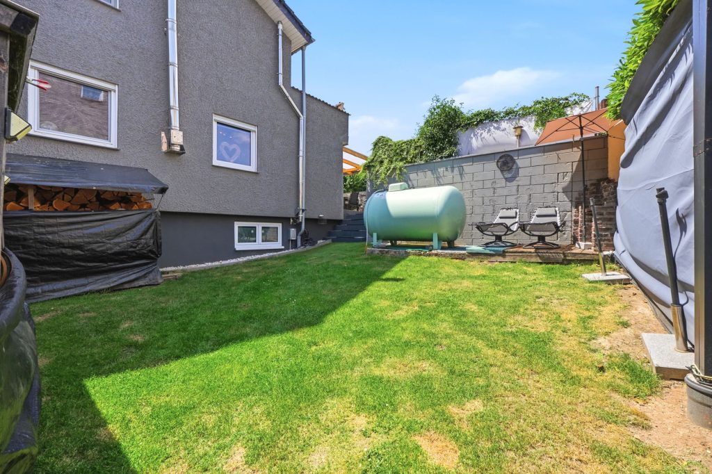 Gütelhöfer Immobilien - Immobilienangebot - Mechernich / Floisdorf - Alle - Ländlich eingebettete und modernisierte Doppelhaushälfte mit Garage, Kaminofen und Einbauküche