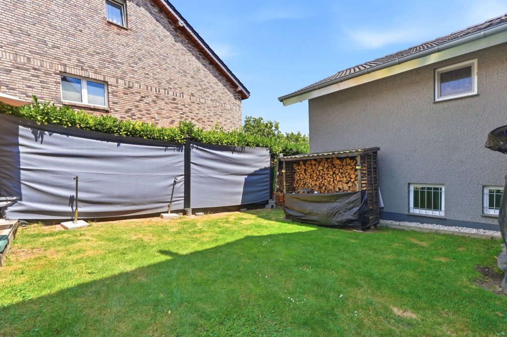 Gütelhöfer Immobilien - Immobilienangebot - Mechernich / Floisdorf - Alle - Ländlich eingebettete und modernisierte Doppelhaushälfte mit Garage, Kaminofen und Einbauküche