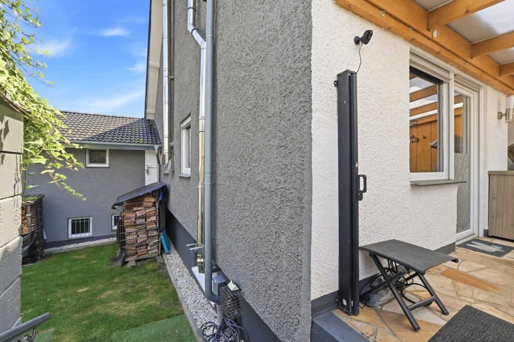 Gütelhöfer Immobilien - Immobilienangebot - Mechernich / Floisdorf - Alle - Ländlich eingebettete und modernisierte Doppelhaushälfte mit Garage, Kaminofen und Einbauküche