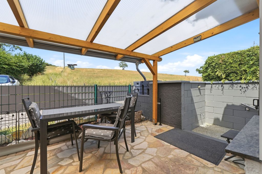 Gütelhöfer Immobilien - Immobilienangebot - Mechernich / Floisdorf - Alle - Ländlich eingebettete und modernisierte Doppelhaushälfte mit Garage, Kaminofen und Einbauküche