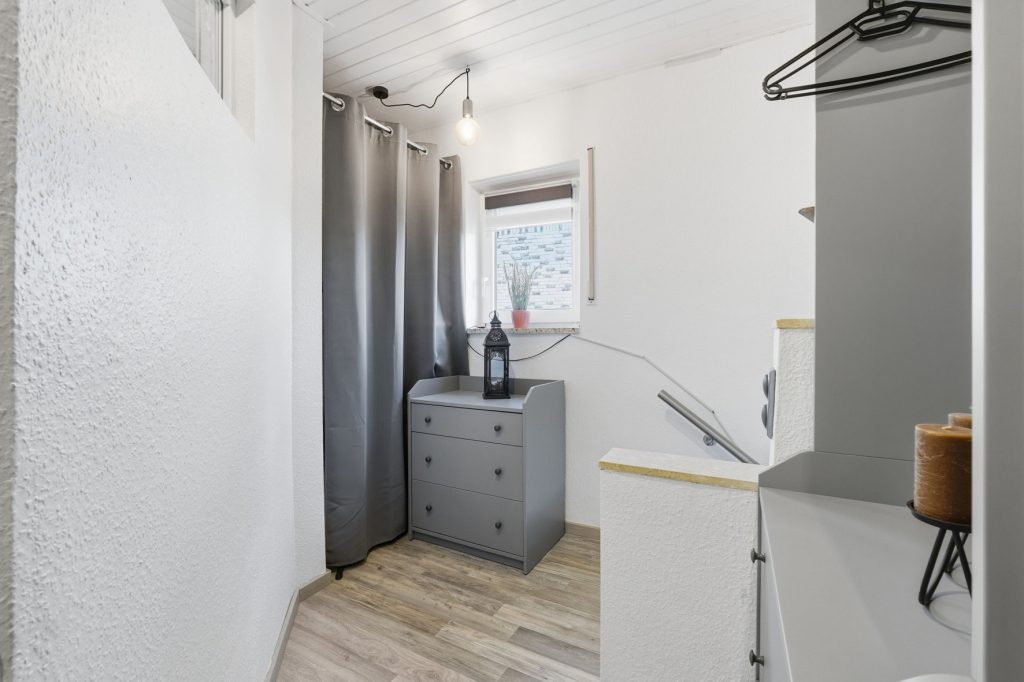 Gütelhöfer Immobilien - Immobilienangebot - Mechernich / Floisdorf - Alle - Ländlich eingebettete und modernisierte Doppelhaushälfte mit Garage, Kaminofen und Einbauküche