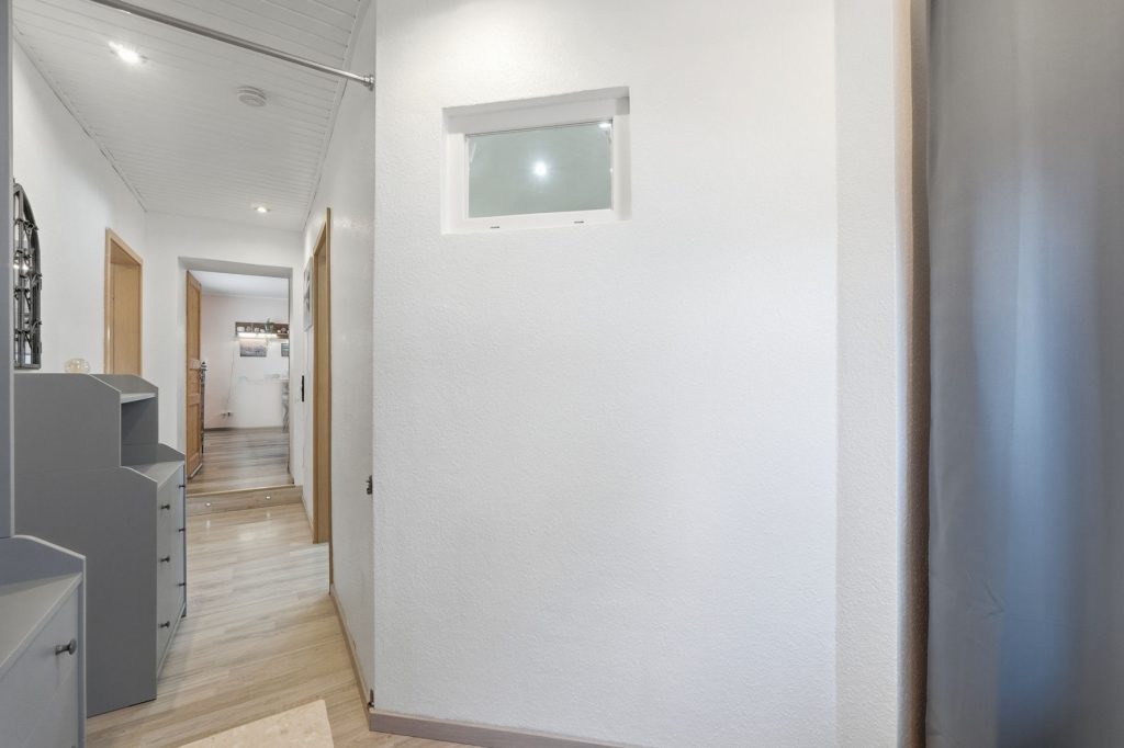 Gütelhöfer Immobilien - Immobilienangebot - Mechernich / Floisdorf - Alle - Ländlich eingebettete und modernisierte Doppelhaushälfte mit Garage, Kaminofen und Einbauküche