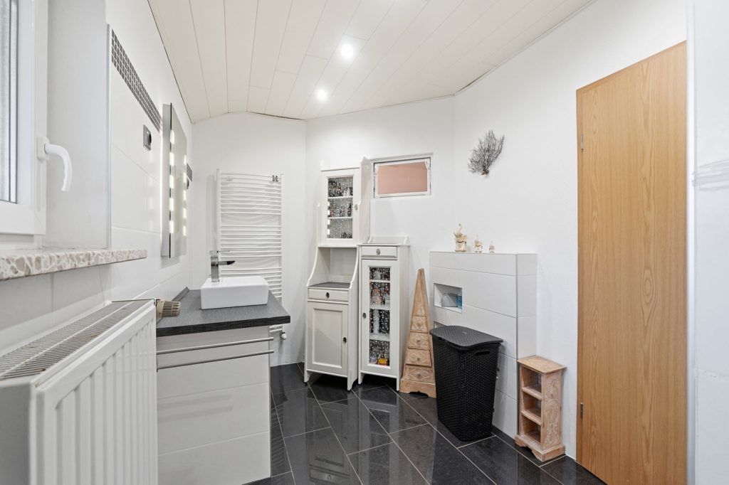 Gütelhöfer Immobilien - Immobilienangebot - Mechernich / Floisdorf - Alle - Ländlich eingebettete und modernisierte Doppelhaushälfte mit Garage, Kaminofen und Einbauküche