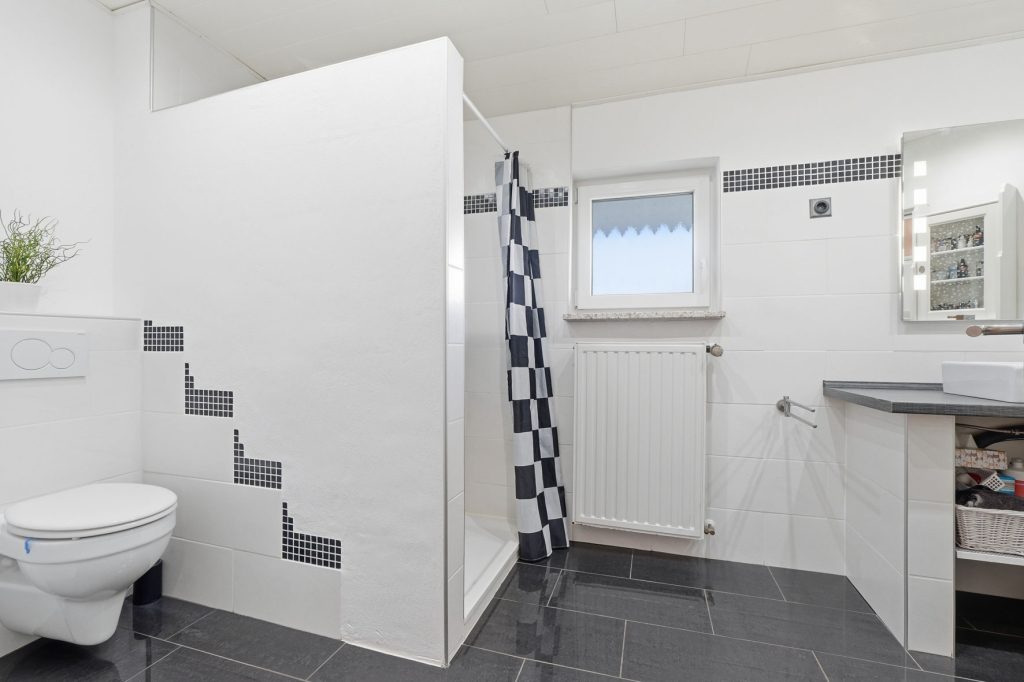 Gütelhöfer Immobilien - Immobilienangebot - Mechernich / Floisdorf - Alle - Ländlich eingebettete und modernisierte Doppelhaushälfte mit Garage, Kaminofen und Einbauküche