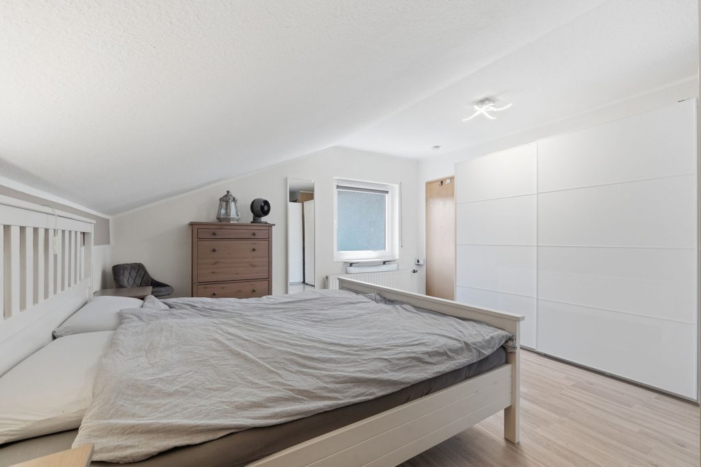 Gütelhöfer Immobilien - Immobilienangebot - Mechernich / Floisdorf - Alle - Ländlich eingebettete und modernisierte Doppelhaushälfte mit Garage, Kaminofen und Einbauküche