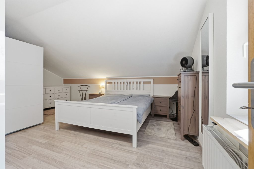 Gütelhöfer Immobilien - Immobilienangebot - Mechernich / Floisdorf - Alle - Ländlich eingebettete und modernisierte Doppelhaushälfte mit Garage, Kaminofen und Einbauküche