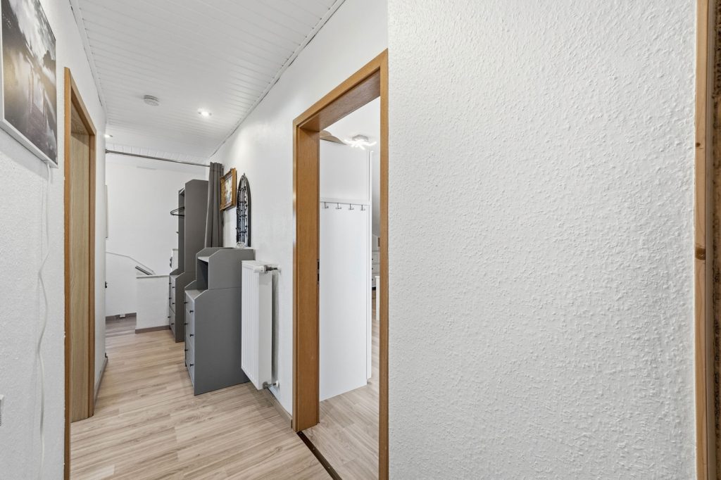 Gütelhöfer Immobilien - Immobilienangebot - Mechernich / Floisdorf - Alle - Ländlich eingebettete und modernisierte Doppelhaushälfte mit Garage, Kaminofen und Einbauküche
