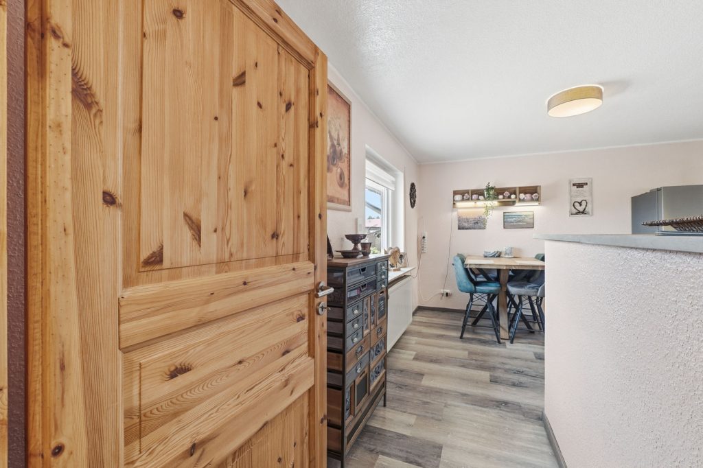 Gütelhöfer Immobilien - Immobilienangebot - Mechernich / Floisdorf - Alle - Ländlich eingebettete und modernisierte Doppelhaushälfte mit Garage, Kaminofen und Einbauküche