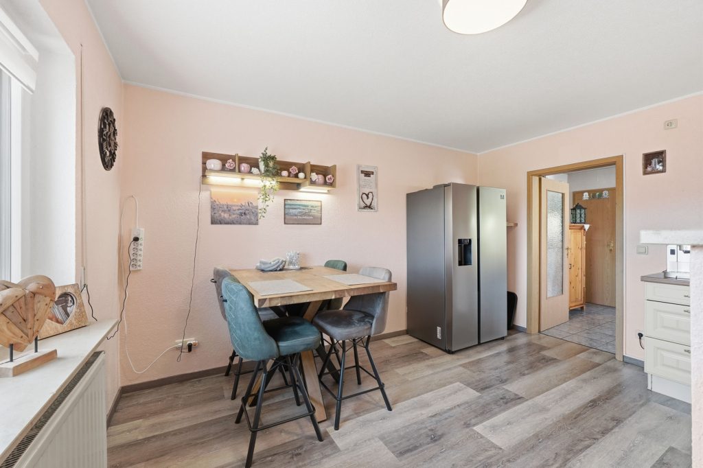 Gütelhöfer Immobilien - Immobilienangebot - Mechernich / Floisdorf - Alle - Ländlich eingebettete und modernisierte Doppelhaushälfte mit Garage, Kaminofen und Einbauküche