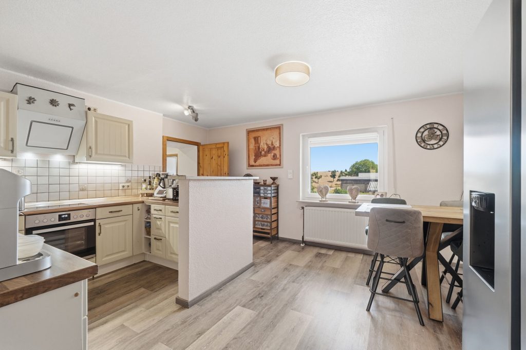 Gütelhöfer Immobilien - Immobilienangebot - Mechernich / Floisdorf - Alle - Ländlich eingebettete und modernisierte Doppelhaushälfte mit Garage, Kaminofen und Einbauküche