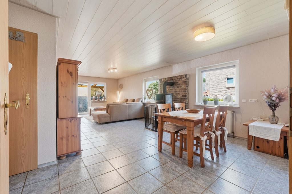 Gütelhöfer Immobilien - Immobilienangebot - Mechernich / Floisdorf - Alle - Ländlich eingebettete und modernisierte Doppelhaushälfte mit Garage, Kaminofen und Einbauküche