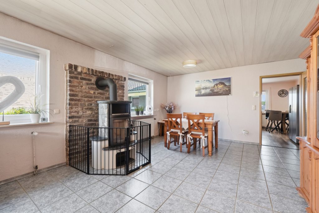Gütelhöfer Immobilien - Immobilienangebot - Mechernich / Floisdorf - Alle - Ländlich eingebettete und modernisierte Doppelhaushälfte mit Garage, Kaminofen und Einbauküche