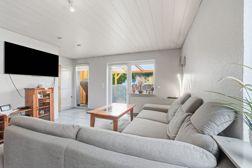 Gütelhöfer Immobilien - Immobilienangebot - Mechernich / Floisdorf - Alle - Ländlich eingebettete und modernisierte Doppelhaushälfte mit Garage, Kaminofen und Einbauküche
