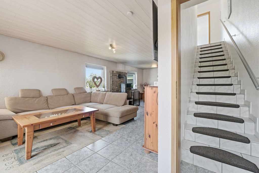 Gütelhöfer Immobilien - Immobilienangebot - Mechernich / Floisdorf - Alle - Ländlich eingebettete und modernisierte Doppelhaushälfte mit Garage, Kaminofen und Einbauküche