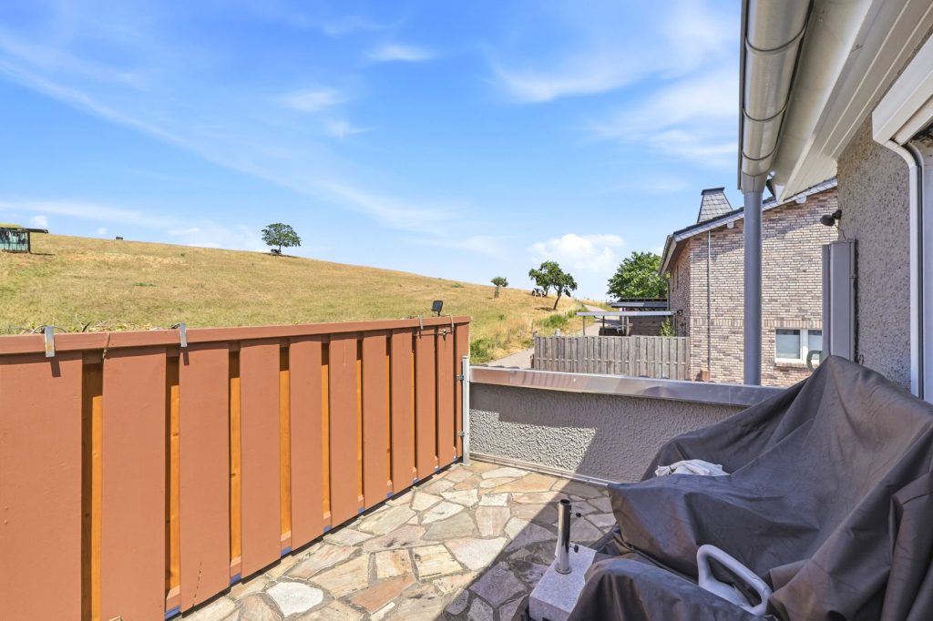 Gütelhöfer Immobilien - Immobilienangebot - Mechernich / Floisdorf - Alle - Ländlich eingebettete und modernisierte Doppelhaushälfte mit Garage, Kaminofen und Einbauküche