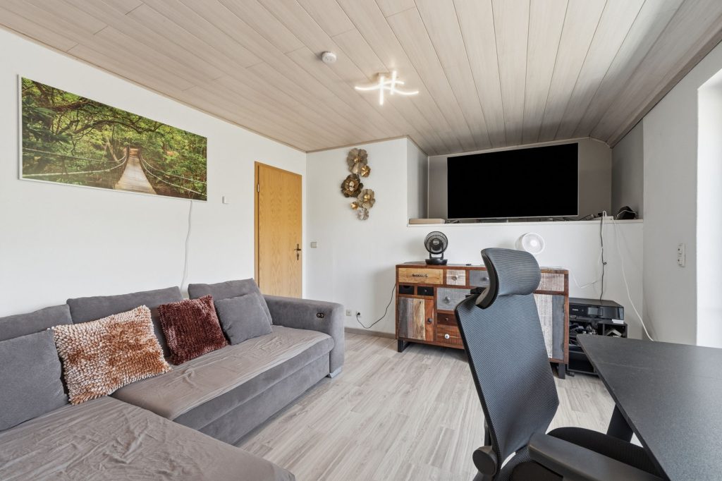 Gütelhöfer Immobilien - Immobilienangebot - Mechernich / Floisdorf - Alle - Ländlich eingebettete und modernisierte Doppelhaushälfte mit Garage, Kaminofen und Einbauküche