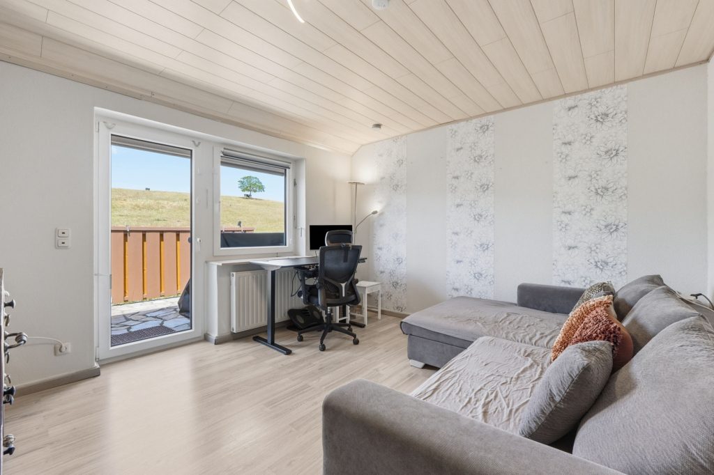 Gütelhöfer Immobilien - Immobilienangebot - Mechernich / Floisdorf - Alle - Ländlich eingebettete und modernisierte Doppelhaushälfte mit Garage, Kaminofen und Einbauküche