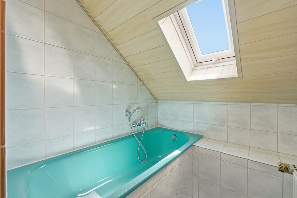Gütelhöfer Immobilien - Immobilienangebot - Mechernich / Floisdorf - Alle - Ländlich eingebettete und modernisierte Doppelhaushälfte mit Garage, Kaminofen und Einbauküche
