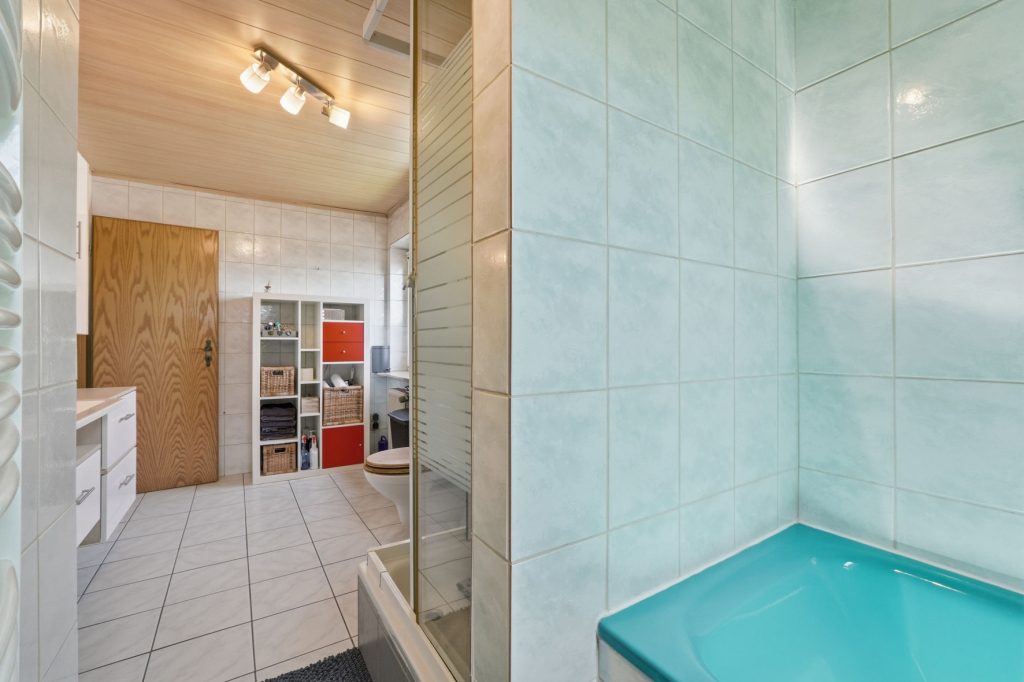 Gütelhöfer Immobilien - Immobilienangebot - Mechernich / Floisdorf - Alle - Ländlich eingebettete und modernisierte Doppelhaushälfte mit Garage, Kaminofen und Einbauküche
