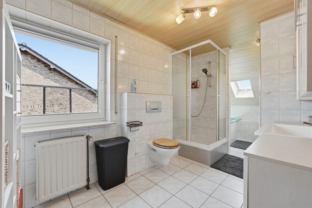 Gütelhöfer Immobilien - Immobilienangebot - Mechernich / Floisdorf - Alle - Ländlich eingebettete und modernisierte Doppelhaushälfte mit Garage, Kaminofen und Einbauküche
