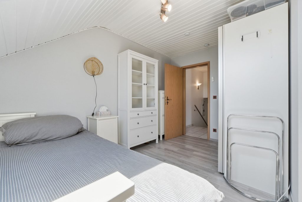 Gütelhöfer Immobilien - Immobilienangebot - Mechernich / Floisdorf - Alle - Ländlich eingebettete und modernisierte Doppelhaushälfte mit Garage, Kaminofen und Einbauküche