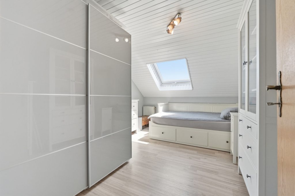 Gütelhöfer Immobilien - Immobilienangebot - Mechernich / Floisdorf - Alle - Ländlich eingebettete und modernisierte Doppelhaushälfte mit Garage, Kaminofen und Einbauküche