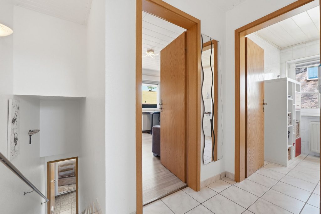 Gütelhöfer Immobilien - Immobilienangebot - Mechernich / Floisdorf - Alle - Ländlich eingebettete und modernisierte Doppelhaushälfte mit Garage, Kaminofen und Einbauküche